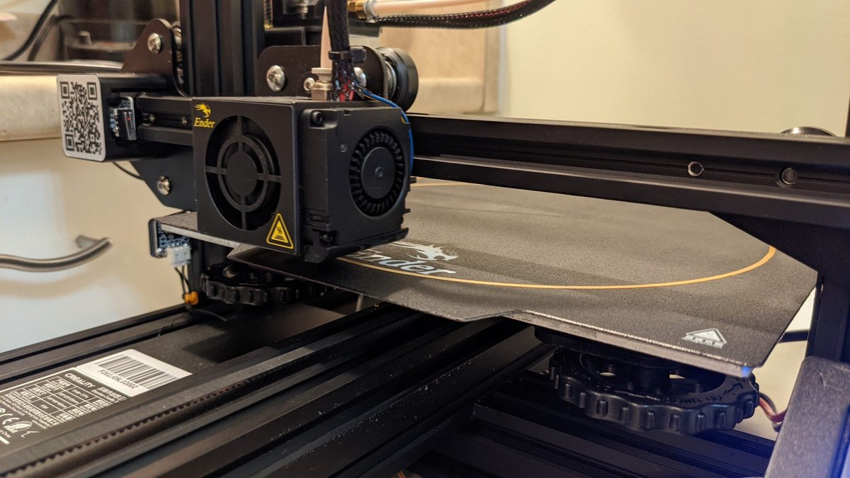家庭用3Dプリンターのプリントヘッド部分のクローズアップ