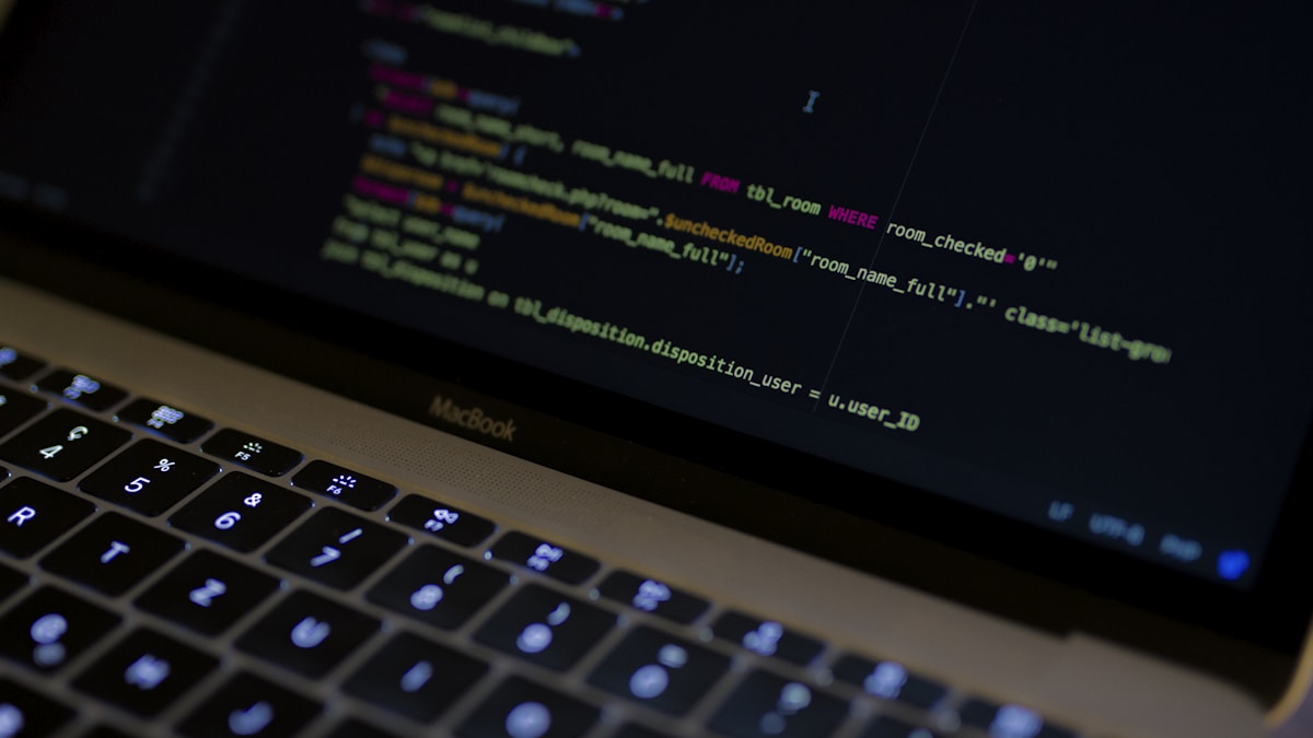 コードが映るノートPC。AI開発を象徴するイメージ