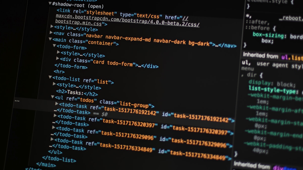 プログラミングコードが表示されたモニター