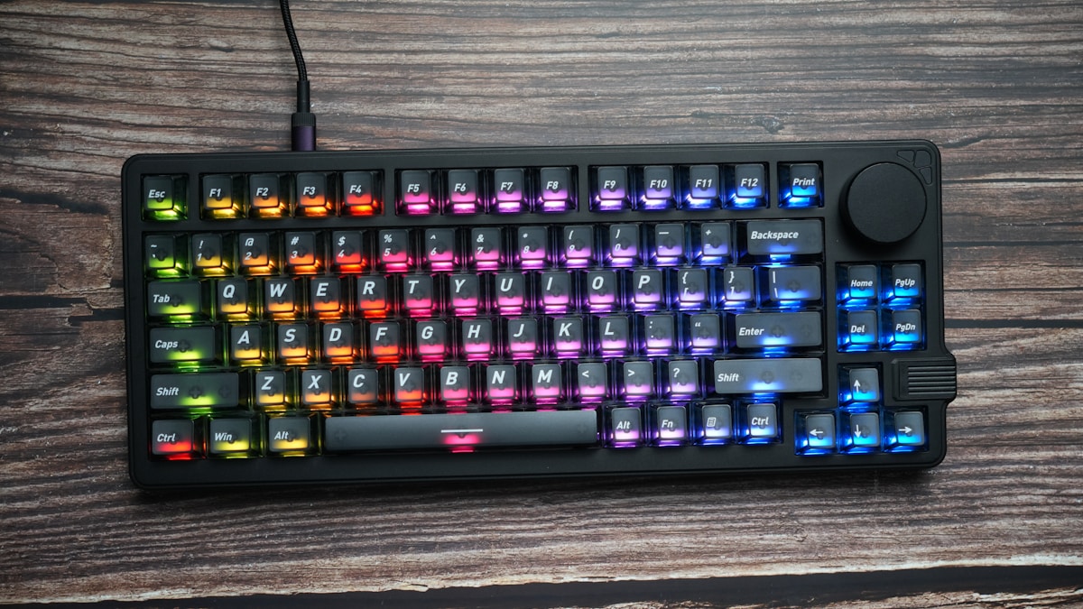 RGBに光る黒い機械式キーボード。Codex Microを象徴するイメージ