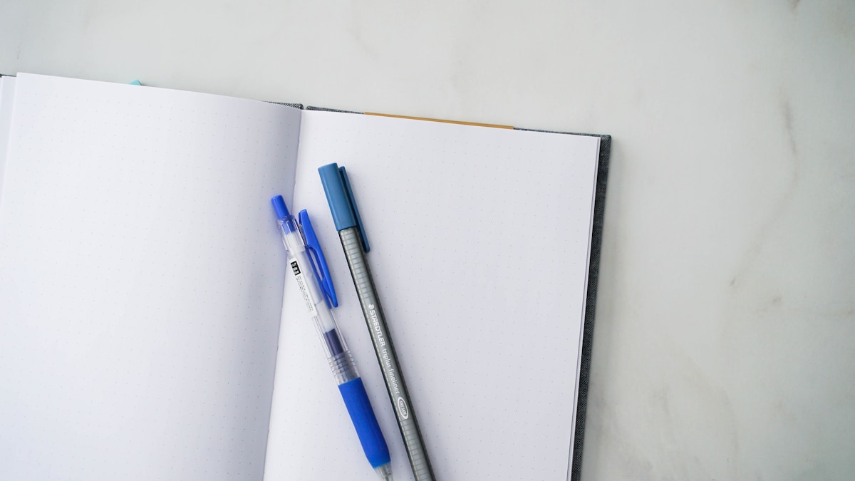ノートとペン。資格試験の勉強を象徴するイメージ