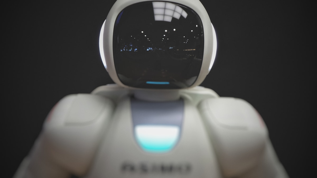 白いロボット。Googleの24時間AIエージェントGemini Sparkを象徴するイメージ