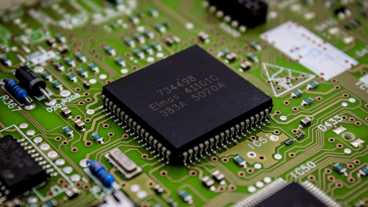 AIがメモリを食い尽くす | DRAM+63{5d2e0584b3bb9387985c426bb791d5e5042ce0c301311590ba932b19116644e7}高騰の構造とキオクシアの勝機