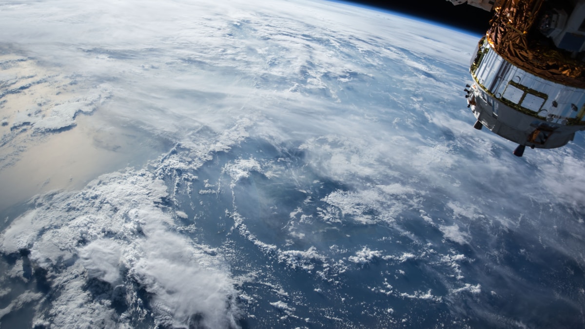 データセンターが宇宙へ飛ぶ——SpaceX「100万基」構想まで現れた軌道クラウド争奪戦