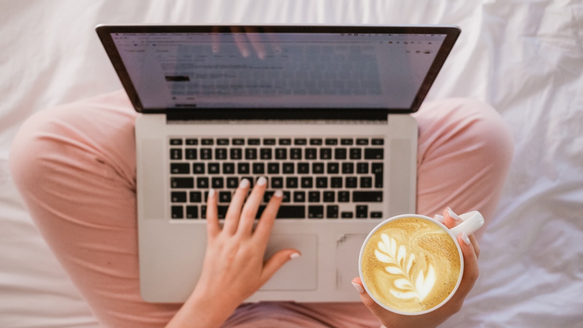 バイブコーディングの始め方 | 二大巨頭とWeb完結型、あなたはどっちから