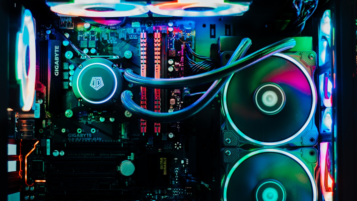 RGBライトに照らされたゲーミングPCの内部