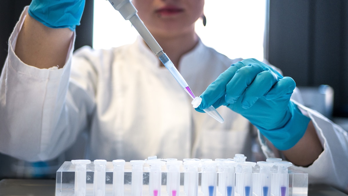 Anthropicはなぜ薬まで作るのか——Claude Science、点を線でつなぐ1ヶ月